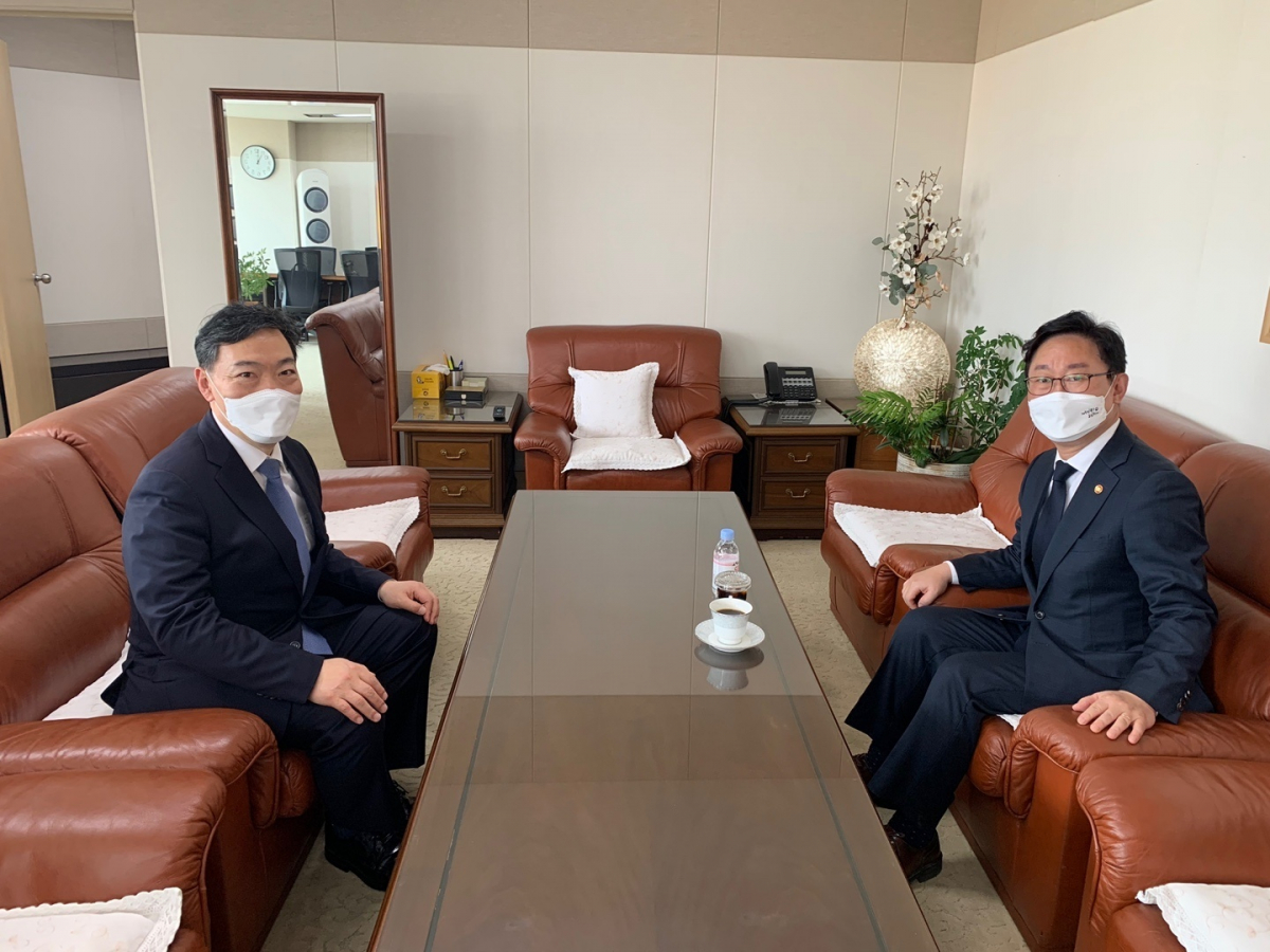 ▲김오수 검찰총장(왼쪽)이 12일 오전 박범계 법무부 장관을 만나 이야기를 나누고 있다.  (출처=대검찰청)