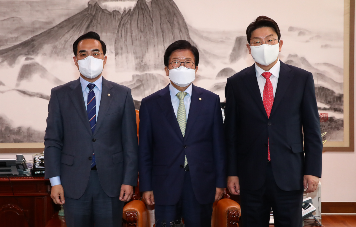 ▲박병석 국회의장이 12일 오전 의장실에서 국민의힘 권성동ㆍ더불어민주당 박홍근 원내대표와의 회동에서 기념촬영을 하고 있다. (국회기자사진단)