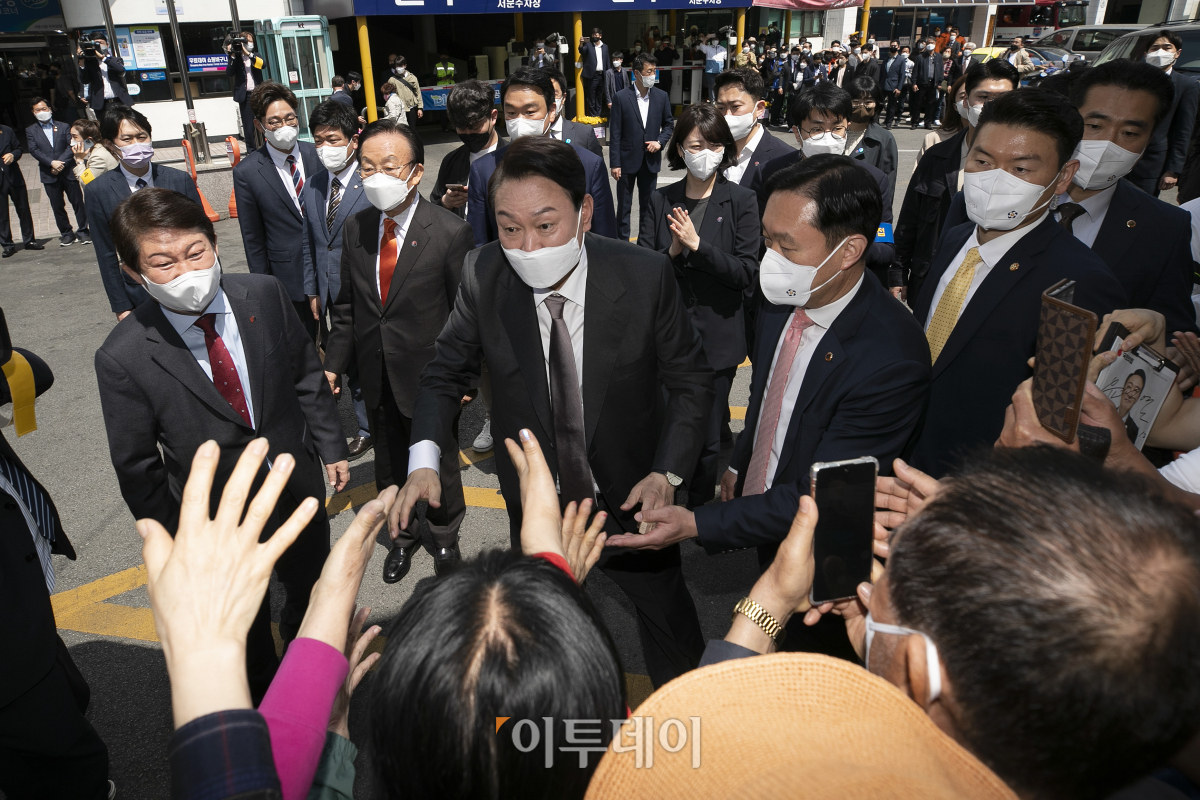 ▲윤석열 대통령 당선인이 12일 대구 중구 서문시장을 방문, 환영 나온 시민들과 인사하고 있다. (인수위사진기자단)