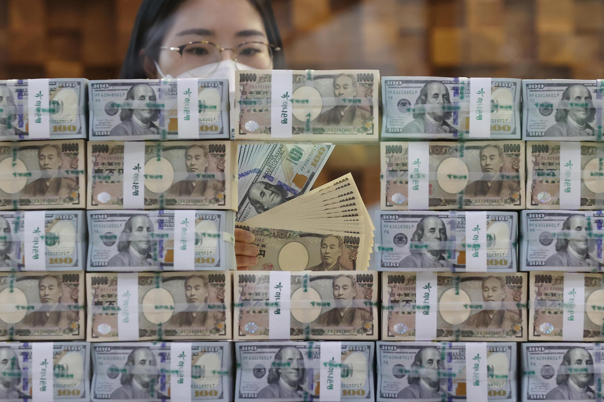 ▲서울 중구 하나은행 위변조대응센터에서 직원이 달러화와 엔화를 정리하는 모습.      (사진출처=연합뉴스)