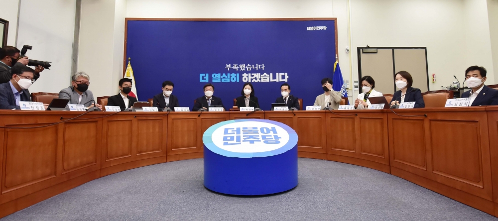 ▲윤호중(왼쪽 다섯번째) 공동비대위원장이 11일 서울 여의도 국회 본관 206호에서 열린 더불어민주당 비상대책위원회의에 참석, 발언하고 있다. 신태현 기자 holjjak@ (이투데이DB)