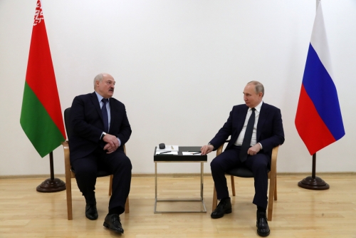 ▲블라디미르 푸틴 러시아 대통령(오른쪽)과 알렉산드르 루카셴코 벨라루스 대통령이 12일(현지시간) 회담을 하고 있다. 아무르/EPA연합뉴스
