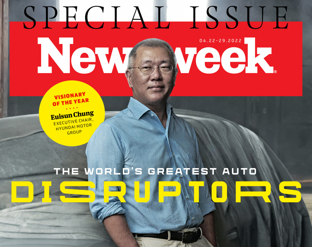 ▲글로벌 유력 시사주간지 '뉴스위크'는 12일(현지시간) ‘세계 자동차산업의 위대한 파괴적 혁신가들’ 특집호를 발간했다. 특집호의 표지인물로 등장한 정의선 현대차그룹 회장의 혁신 행보 등도 함께 다뤘다.   (사진제공=현대차그룹)