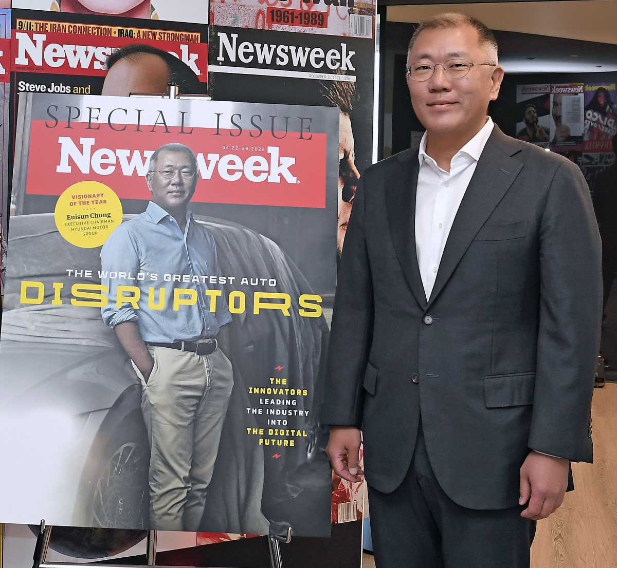 ▲정의선 회장이 '뉴스위크' 특집호의 대형 포스터 앞에서 기념 촬영을 하고 있다.  (사진제공=현대차그룹)