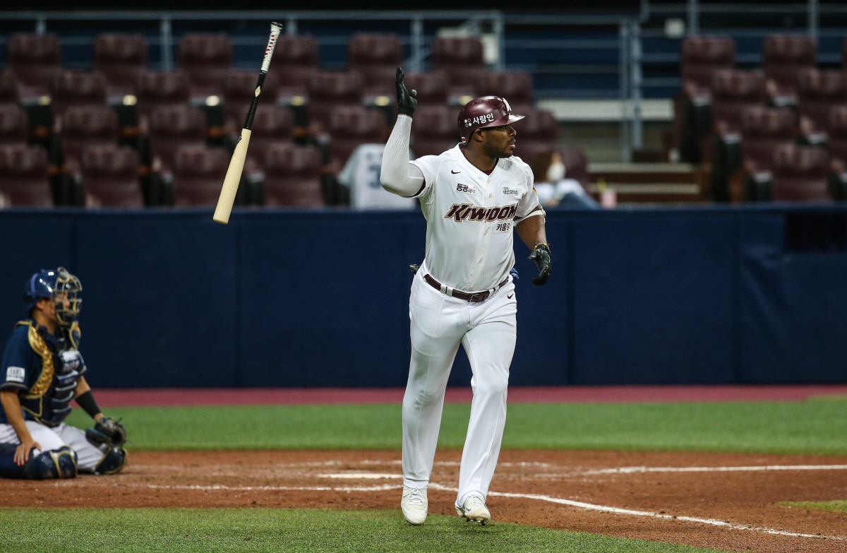 ▲(연합뉴스) 12일 고척 스카이돔에서 열린 2022 신한 SOL KBO리그 NC 다이노스와 키움 히어로즈의 경기. 6회말 2사 만루 상황 키움 야시엘 푸이그가 만루홈런을 치고 있다.