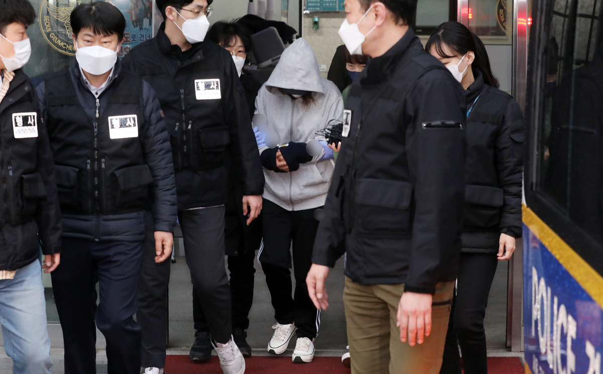 ▲(뉴시스) 초등학생 아들 2명을 살해한 혐의를 받는 40대 여성 A 씨가 13일 오전 서울 금천경찰서에서 서울남부지검으로 구속 송치되고 있다.