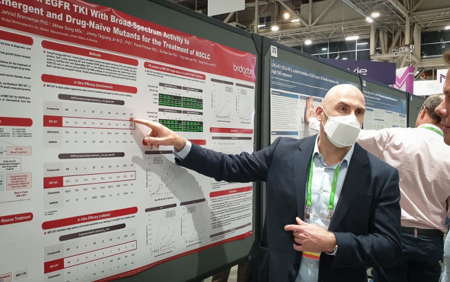 ▲2022 미국 암연구학회 연례학술회의(AACR Annual Meeting) 포스터 발표세션 현장에서 브릿지바이오테라퓨틱스 관계자가 BBT-207 전임상 데이터 관련 내용을 설명하고 있다. (사진제공=브릿지바이오테라퓨틱스)