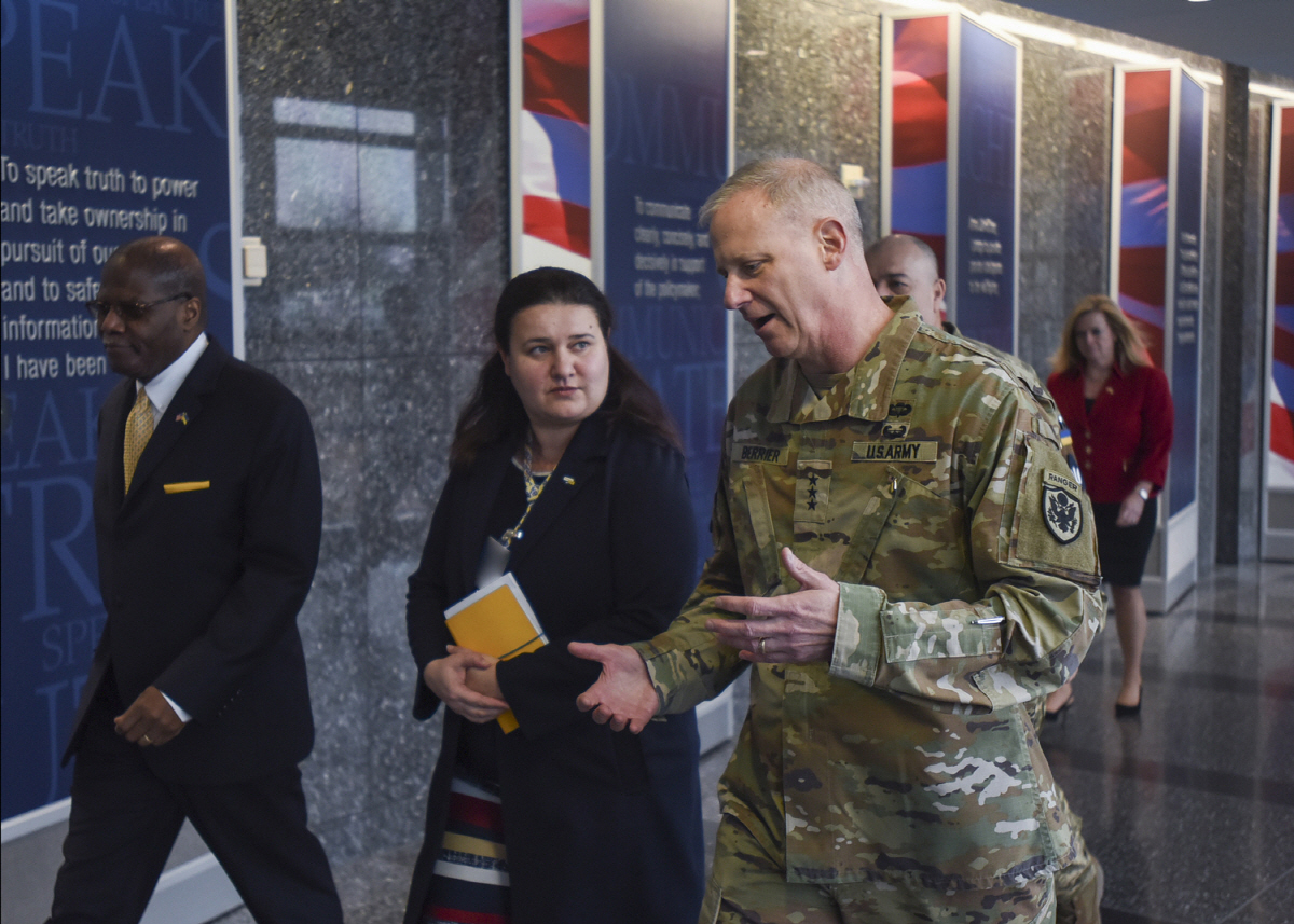 ▲스콧 베리어(오른쪽) 미국 국방정보국(DIA) 국장이 지난달 9일 옥산나 마르카로바 주미 우크라이나 대사와 대화하고 있다. 출처 DIA 웹사이트