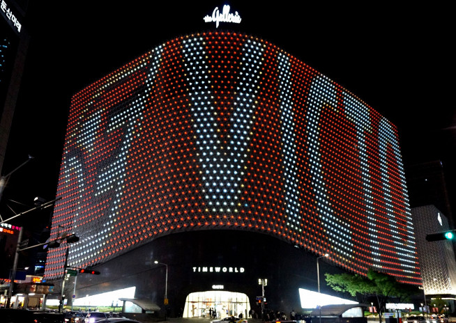 ▲갤러리아 타임월드 외관 미디어파사드 전경(사진제공=갤러리아백화점)