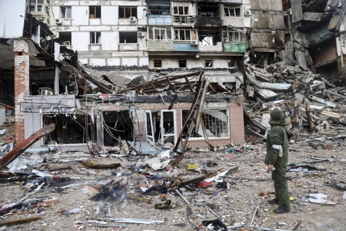 ▲우크라이나 마리우폴에서 러시아군 공격으로 파괴된 건물을 우크라이나인이 지켜보고 있다. 마리우폴/AP연합뉴스
