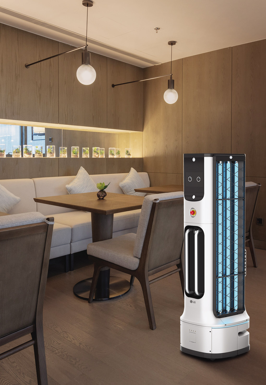 ▲LG 클로이 UV-C봇이 방역 작업을 수행하고 있는 모습 (사진제공=LG전자)