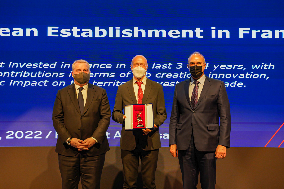 ▲13일 서울 영등포구 페어몬트 서울에서 열린 ‘2022 한불상공회의소 비즈니스 어워즈’에서 최우수 프랑스 진출 기업상을 수상한 잭 모란(Jack Francis Moran) SPC그룹 파리크라상 글로벌전략총괄 부사장(가운데)이 필립 르포르(Phillippe Lefort) 주한 프랑스 대사(오른쪽), 다비드 피에르 잘리콩(David-Pierre Jalicon) 한불 상공회의소장(왼쪽)과 기념촬영을 하고 있다. (사진제공=SPC그룹)