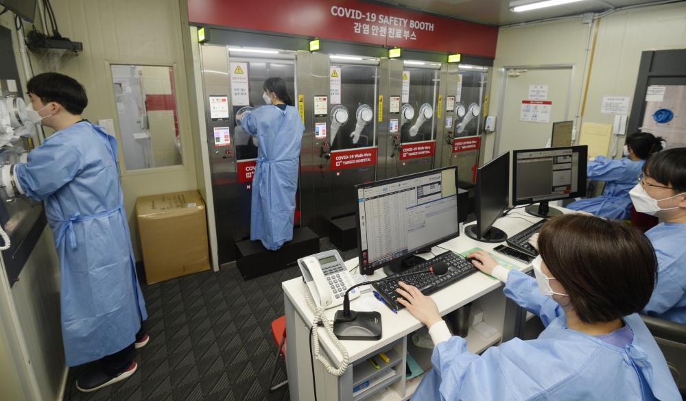 ▲코로나19 신속항원검사를 하는 모습. 조현욱 기자 gusdnr8863@ (이투데이DB)