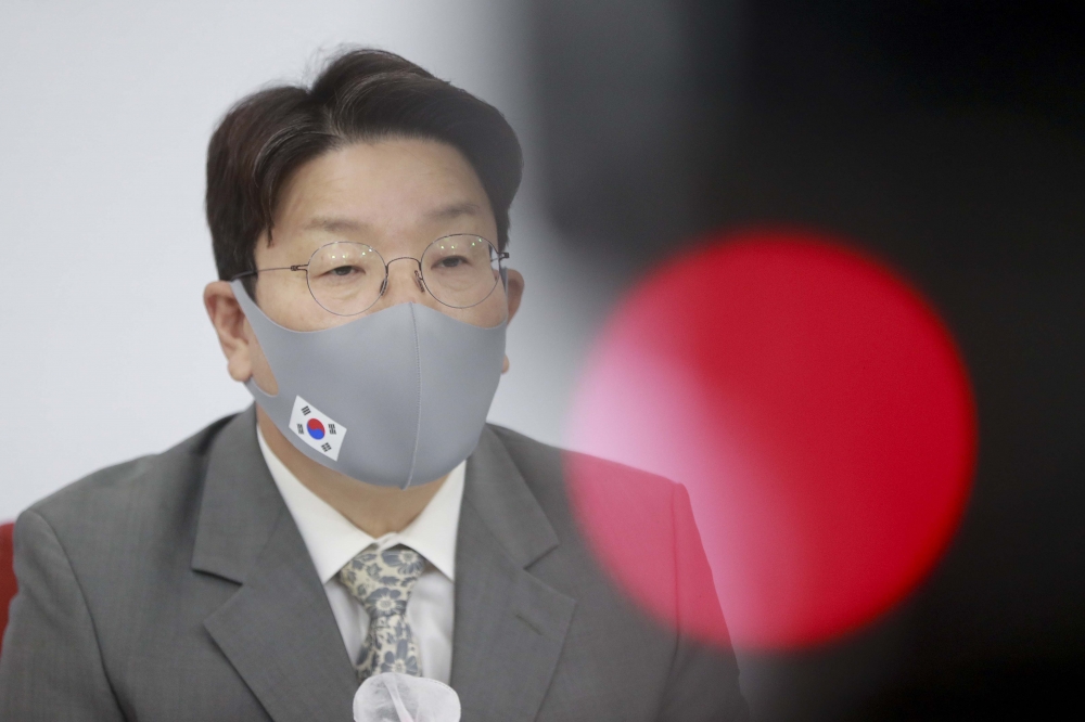 ▲권성동 국민의힘 원내대표와 법사위원이 13일 오후 서울 여의도 국회에서 더불어민주당의 '검수완박'(검찰 수사권 완전 박탈) 관련 긴급기자간담회를 열고 있다. 신태현 기자 holjjak@ (이투데이DB)