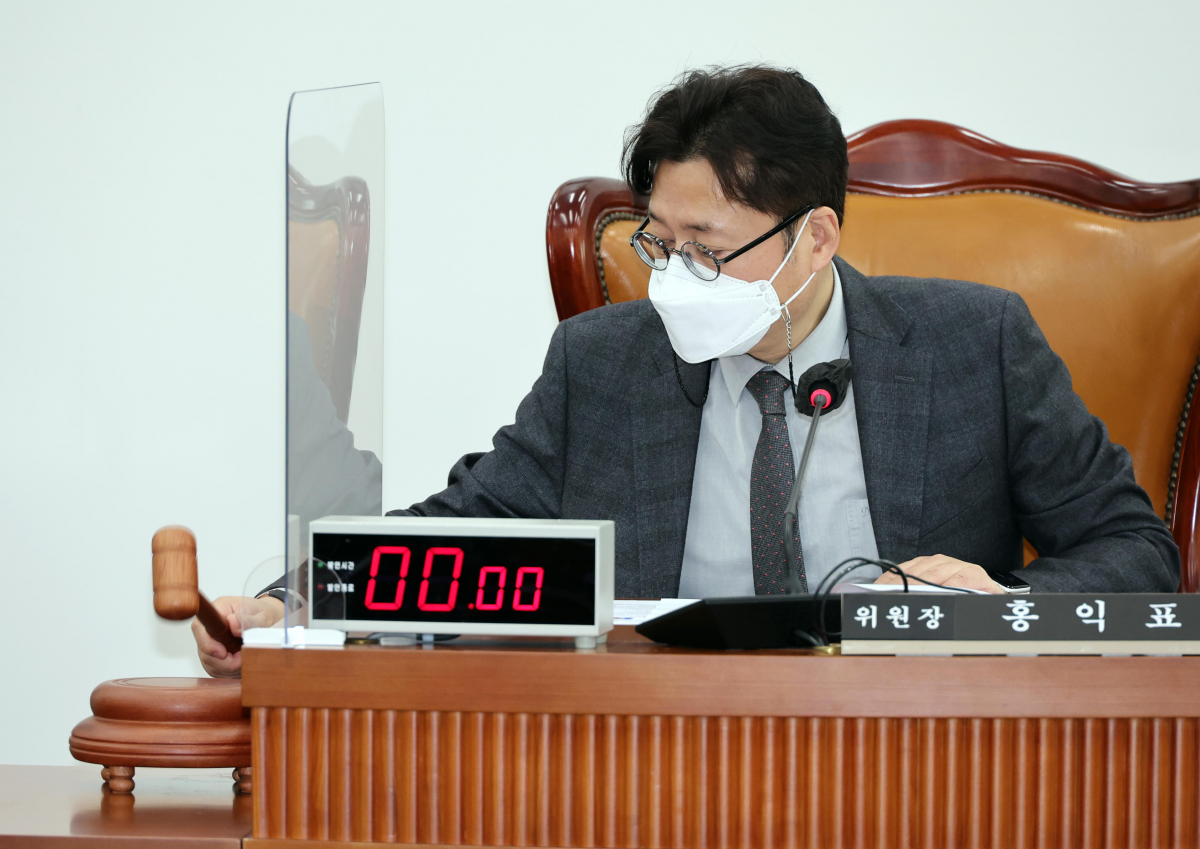 ▲14일 국회에서 열린 언론미디어 제도개선 특별위원회 회의에서 홍익표 위원장이 의사봉을 두드리고 있다. (국회사진기자단)
