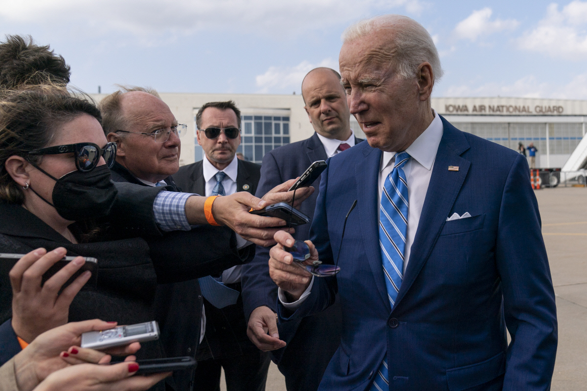 ▲12일 바이든 미국 대통령이 미 아이오와주 디모인 국제공항에서 기자들에게 발언하고 있다.(디모인/AP뉴시스)
