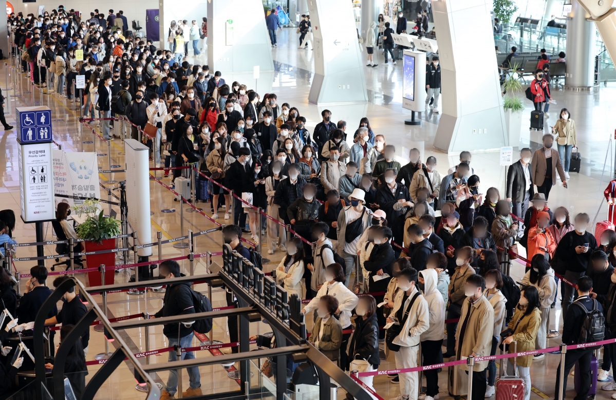 ▲8일 오전 서울 강서구 김포공항 국내선 청사가 여행객들로 붐비고 있다.  (연합뉴스)