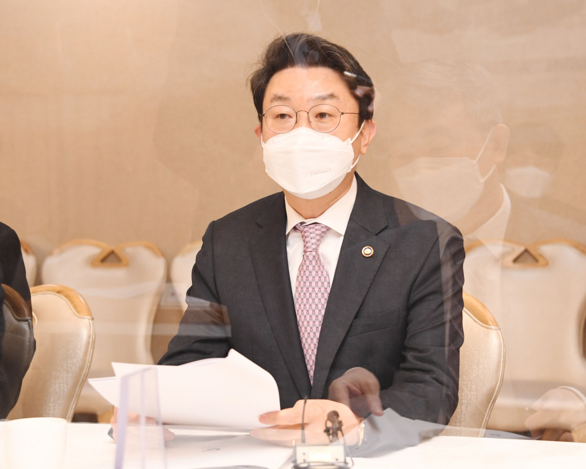 ▲이억원 기획재정부 1차관이 4월 15일 서울 광화문 정부서울청사에서 열린 제3차 정책점검회의 겸 제7차 물가관계차관회의를 주재, 모두발언을 하고 있다. (사진제공=기획재정부)