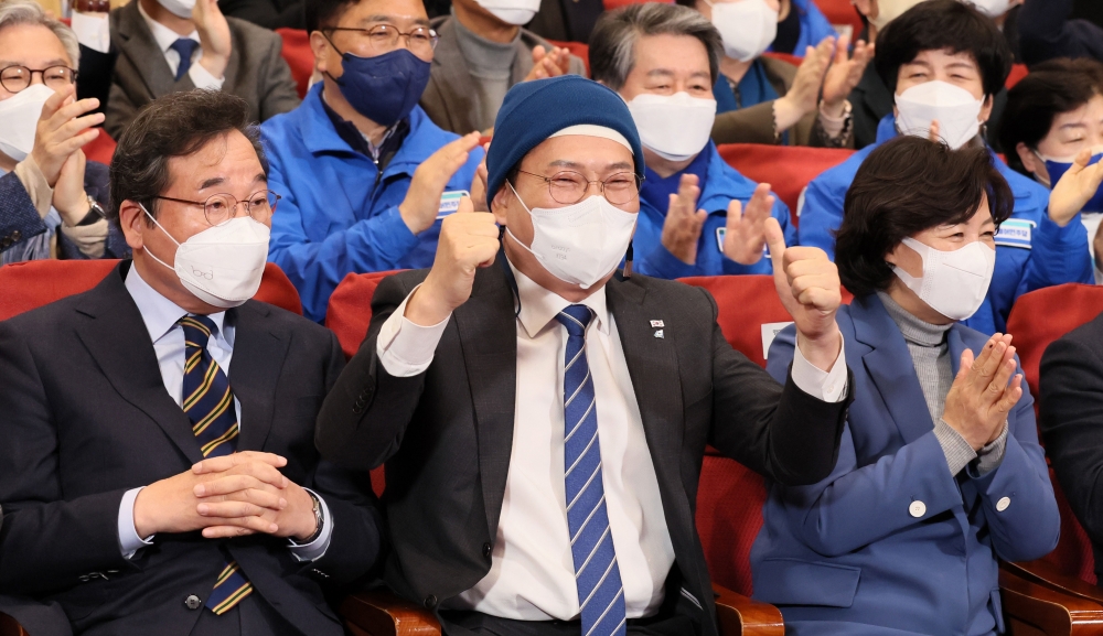 ▲더불어민주당 이낙연 총괄선대위원장과 송영길 대표, 추미애 명예선대위원장, 윤호중 원내대표 등 당 지도부가 지난달 9일 서울 여의도 국회 의원회관 개표 상황실에서 방송 3사 출구조사 결과를 지켜보고 있다. 고이란 기자 photoeran@ (이투데이DB)