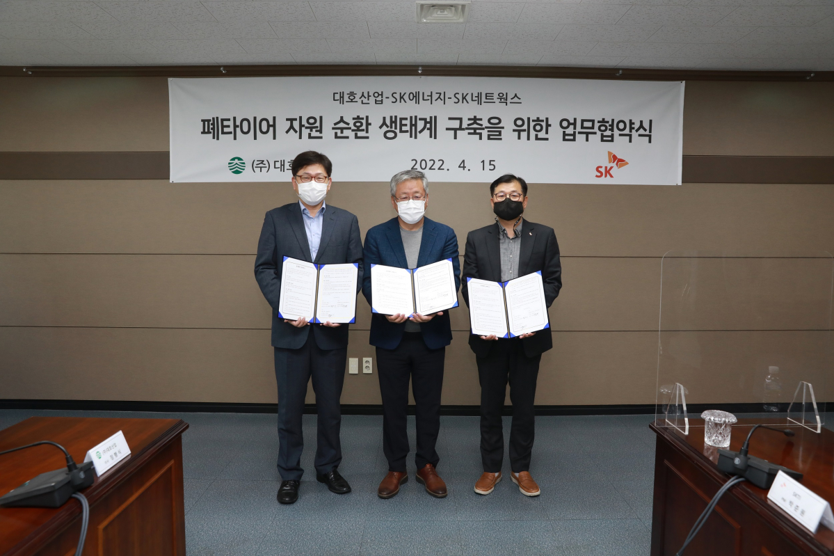 ▲왼쪽부터 SK에너지 홍정의 에너지 넷제로실장, 대호산업 박종혁 대표이사, SK네트웍스 장영욱 스피드메이트사업부장. (사진제공=SK에너지)