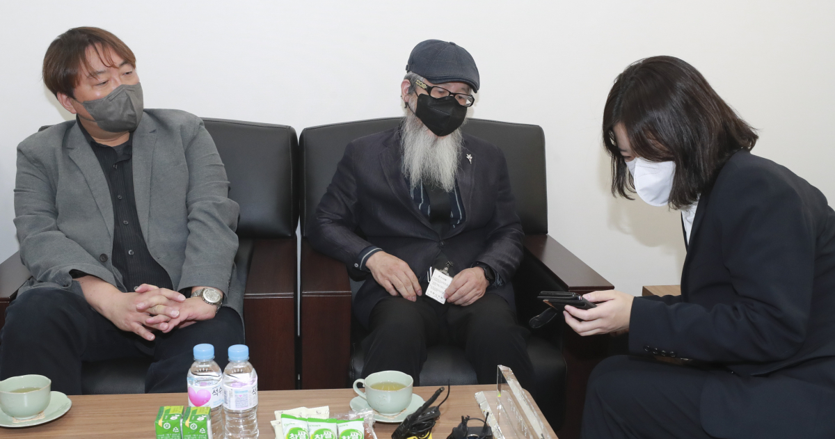 ▲박지현 더불어민주당 공동비대위원장(오른쪽)이 15일 오후 서울 여의도 국회에서 고(故) 이예람 중사 아버지가 자녀에게 작성한 글을 바라보고 있다. 