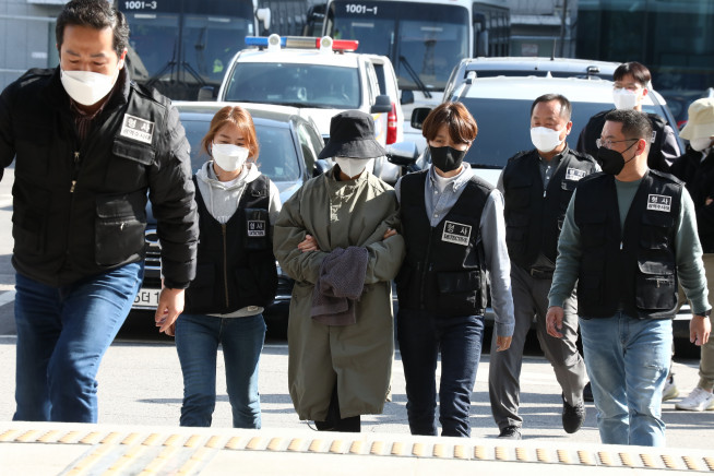 ▲계곡 살인' 사건의 피의자 이은해(가운데)·조현수 씨가 16일 경기 고양경찰서에 인치되면서 언론에 처음으로 모습을 드러냈다. (연합뉴스)