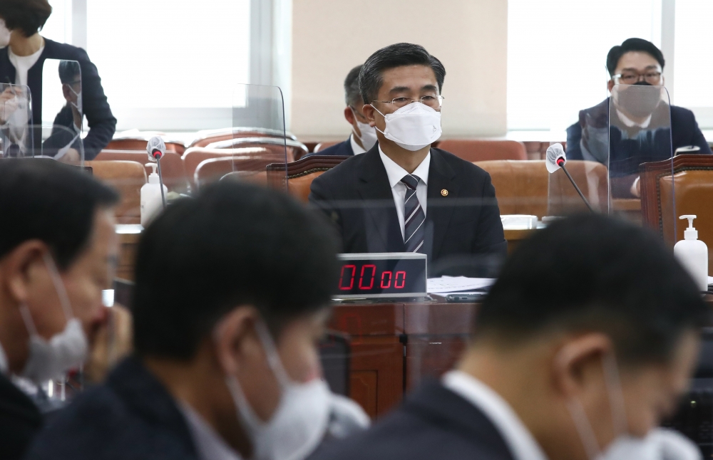 ▲서욱 국방부 장관이 29일 국회에서 열린 국방위원회 전체회의에 참석해 있다. 신태현 기자 holjjak@  (이투데이DB)