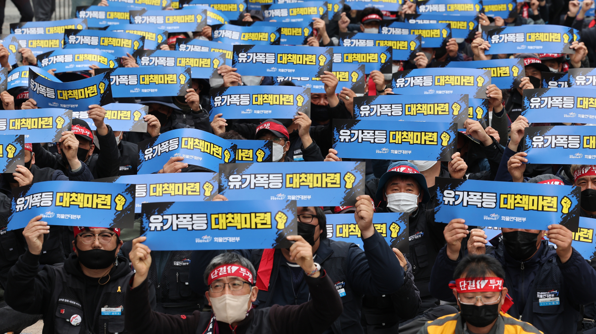 ▲민주노총 공공운수노조 화물연대본부 조합원들이 14일 오후 서울 중구 청계광장에서 열린 '화물연대 확대간부 투쟁 결의대회'에서 참석자들이 손피켓을 들고 구호를 외치고 있다. (연합뉴스)