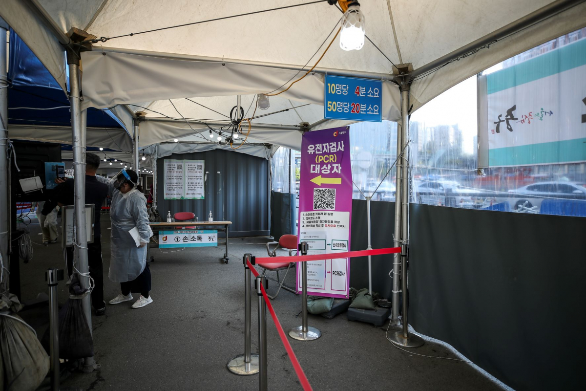 ▲ 0시 기준 코로나19 신규확진자가 10만7916명으로 집계된 16일 오전 서울 중구 서울역 광장에 설치된 코로나19 임시선별검사소가 한산한 모습을 보이고 있다. (뉴시스)