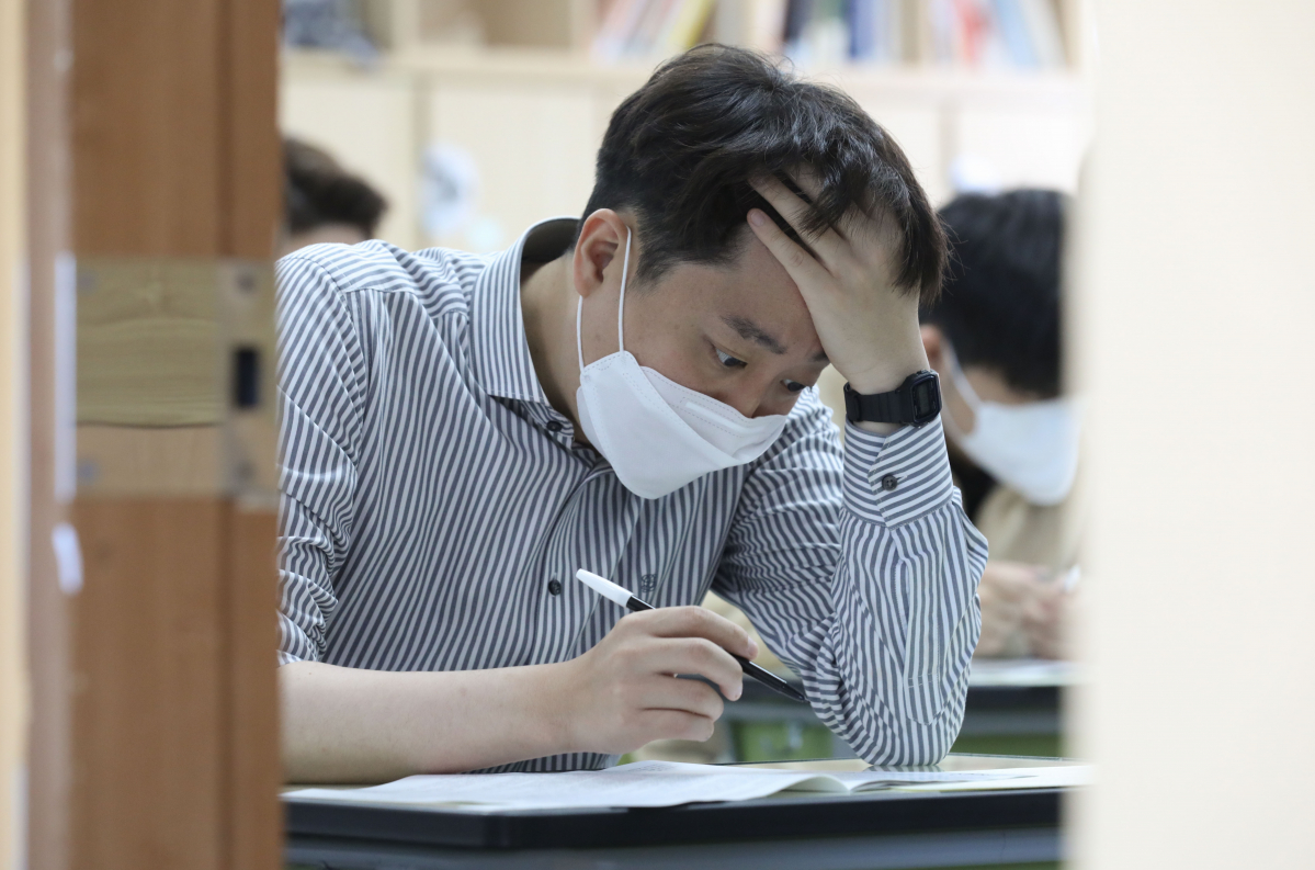 ▲국민의힘 이준석 대표가 17일 서울 양천구 목동고등학교에서 실시된 국민의힘 6.1 지방선거 광역·기초의원 출마자 대상 공직후보자 기초자격평가(PPAT) 시험을 보고 있다. (국회사진기자단)