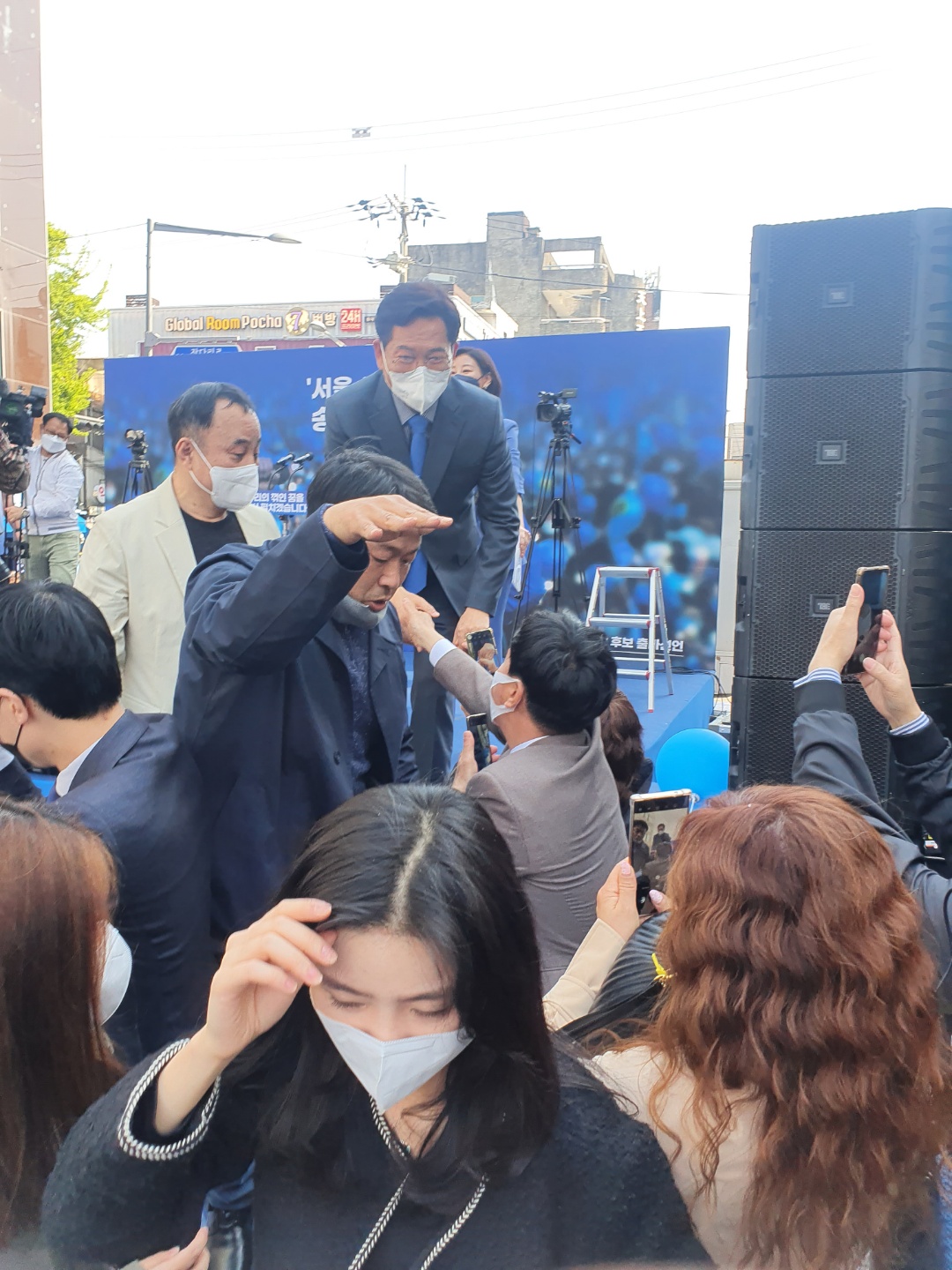 ▲송영길 민주당 전 대표가 17일 '서울시장 출마 기자회견'에서 지지자들과 인사하고 있다. (김벼리 기자 kimstar1215@)