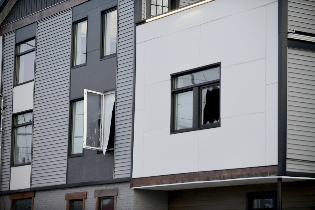 ▲미국 펜실베이니아주 피츠버그 이스트 앨러게니 지역의 한 집에서 17일(현지시간) 총격이 발생한 후 창문이 깨져있다. 피츠버그/AP뉴시스