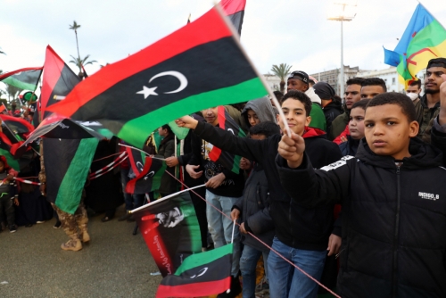 ▲17일(현지시간) 리비아 트리폴리에서 리비아 봉기 11주년 기념행사가 열려 시민들이 리비아 국기를 흔들고 있다. 트리폴리/신화뉴시스
