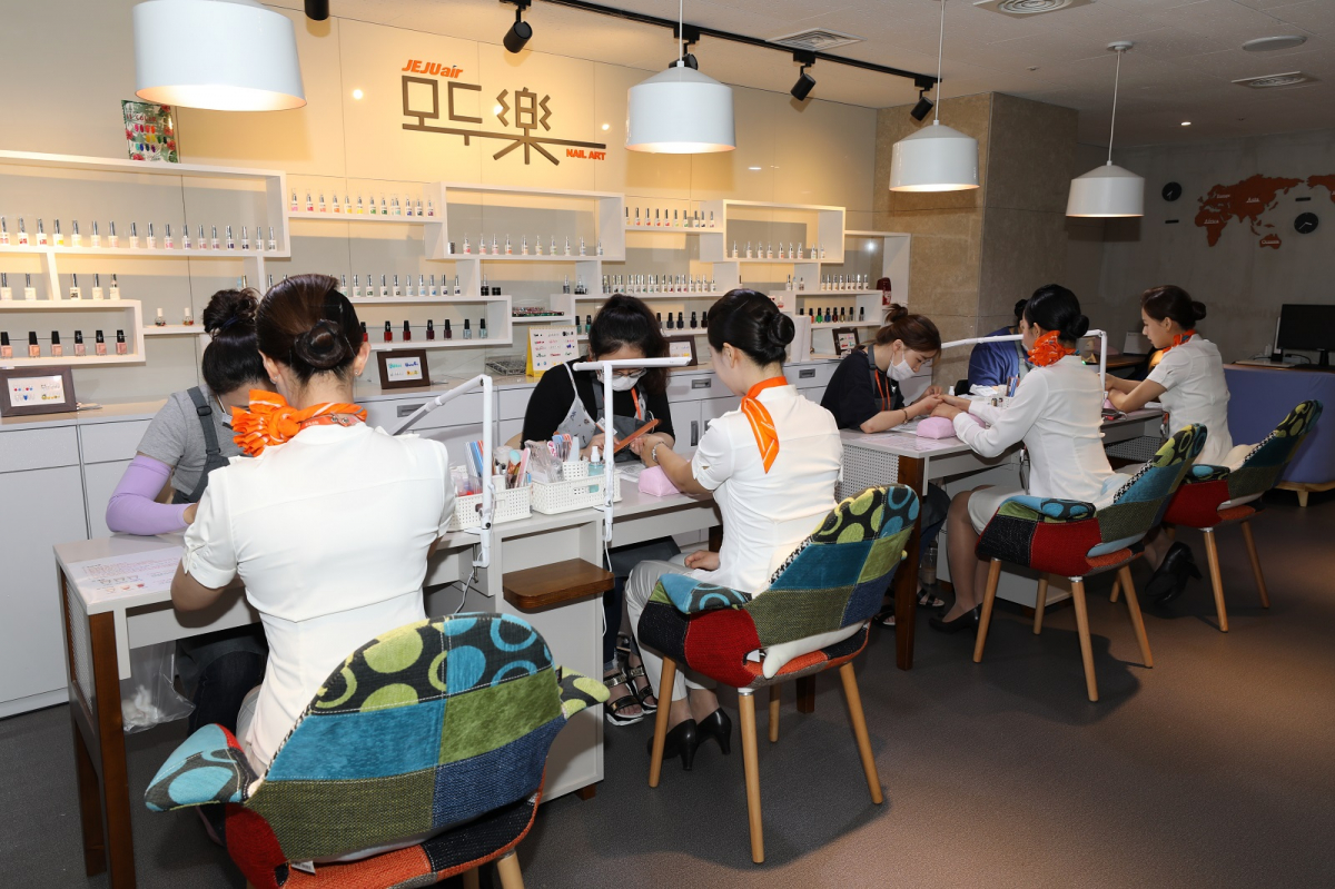 ▲제주항공 객실승무원들이 제주항공의 자회사형 장애인표준사업장인 모두락에서 네일아트를 받고 있다. (사진제공=제주항공)