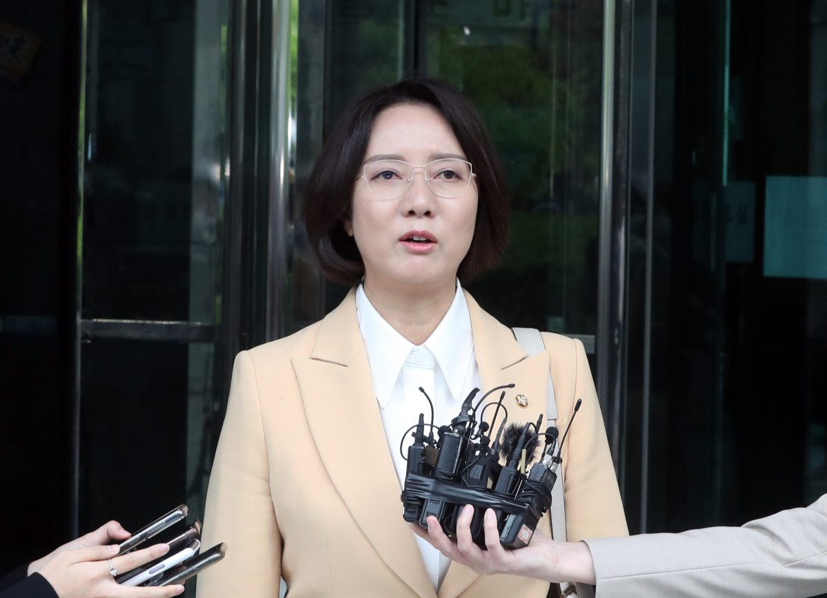 ▲이영 중소벤처기업부장관 후보자가 18일 오전 서울 여의도의 한 빌딩에 마련된 인사청문회 준비사무실에 도착해 기자들의 질문에 답하고 있다. (뉴시스)