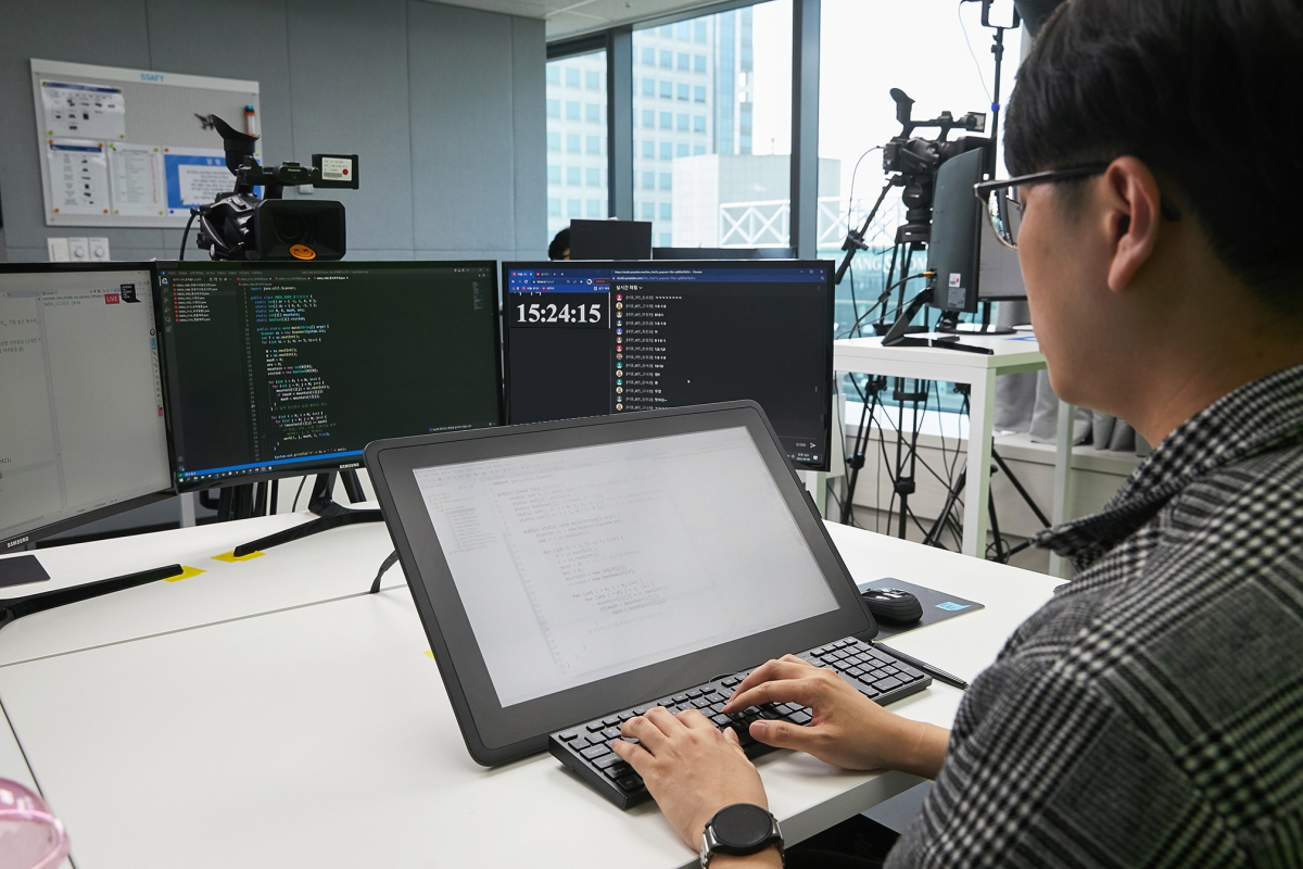 ▲서울 강남구 '삼성청년 SW아카데미' 서울 캠퍼스에서 강사가 SSAFY 7기 교육생들을 대상으로 온라인 수업을 진행하고 있다. (사진제공=삼성전자)