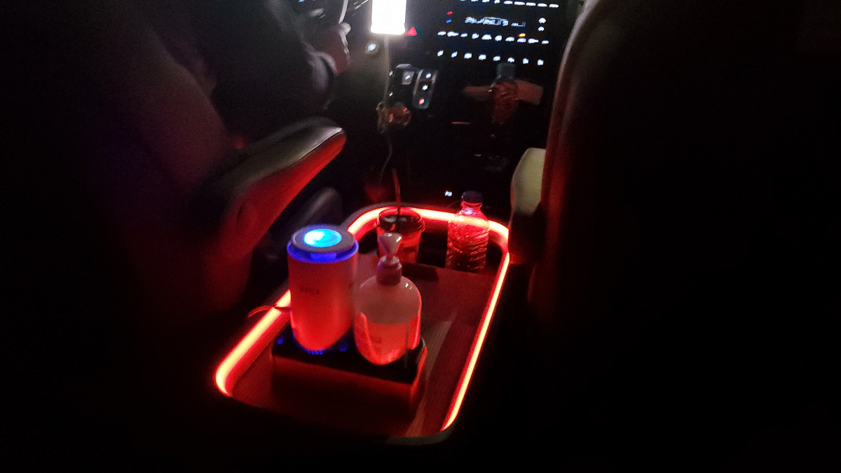 ▲차량 내부 비치된 공기청정기와 손소독제 (이시온 수습기자 zion0304@)