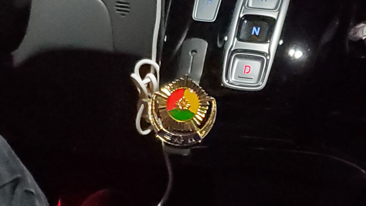 ▲대시보드에 걸려 있는 무사고 25년 교통삼색장 배지 (이시온 수습기자 zion0304@)