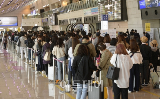 ▲사회적 거리두기 해제에 김포공항이 붐비고 있다. 
 (조현욱 기자 gusdnr8863@)
