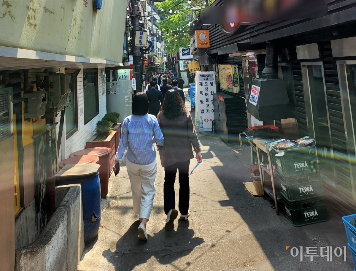 ▲을지로입구역 식당가 골목이 붐비는 모습. (김채빈 수습 기자 chaebi@)