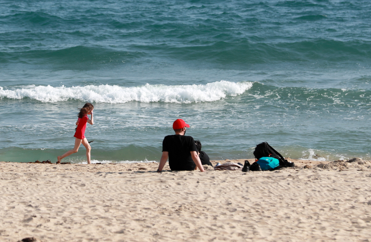 ▲(연합뉴스) 12일 오후 부산 해운대해수욕장에서 시민들이 더위를 식히고 있다.
