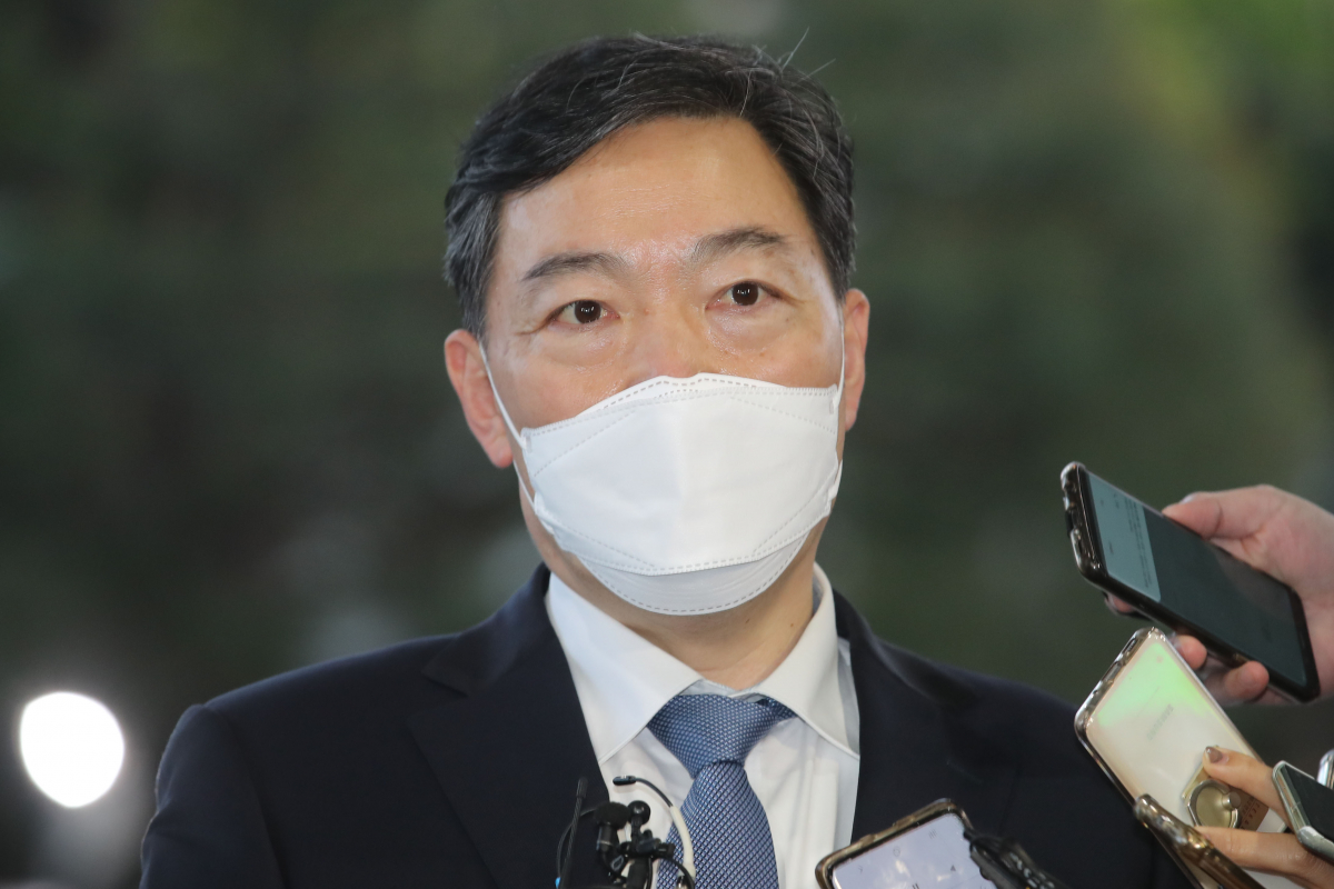 ▲김오수 검찰총장이 18일 오후 서울 서초구 대검찰청에 도착해 문재인 대통령과의 면담 관련 취재진의 질문에 답하고 있다. (뉴시스)