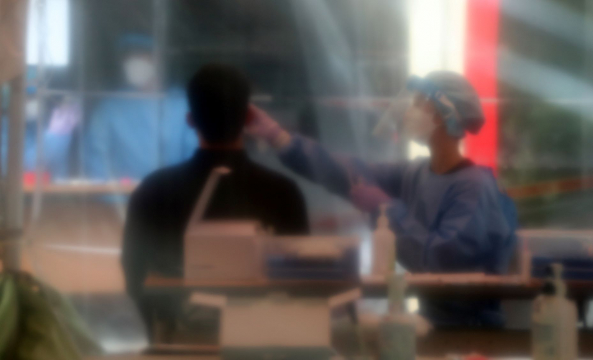 ▲부산지역 코로나19 확진자가 감소한 18일 연제구 보건소 선별진료소를 찾은 한 시민이 PCR 검사를 위한 검체를 채취하고 있다.  (뉴시스)