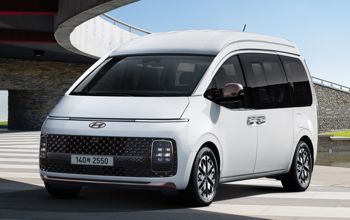 ▲차 지붕을 높였으나 앞 범퍼부터 전면 유리→루프라인까지 이어지는 이른바 '원커브 제스처 디자인으로 일체감을 강조했다. (사진제공=현대차)