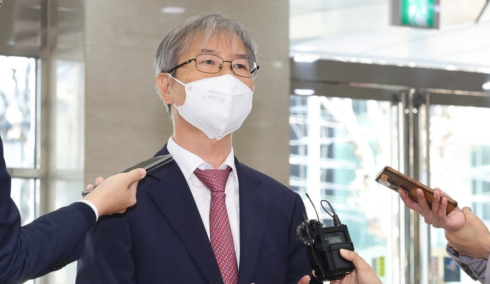 ▲이정식 고용노동부 장관 후보자가 15일 서울 강남구 고용노동부 서울강남지청에 마련된 인사청문회 준비 사무실로 출근하며 취재진의 질문에 답하고 있다. (사진제공=연합뉴스)