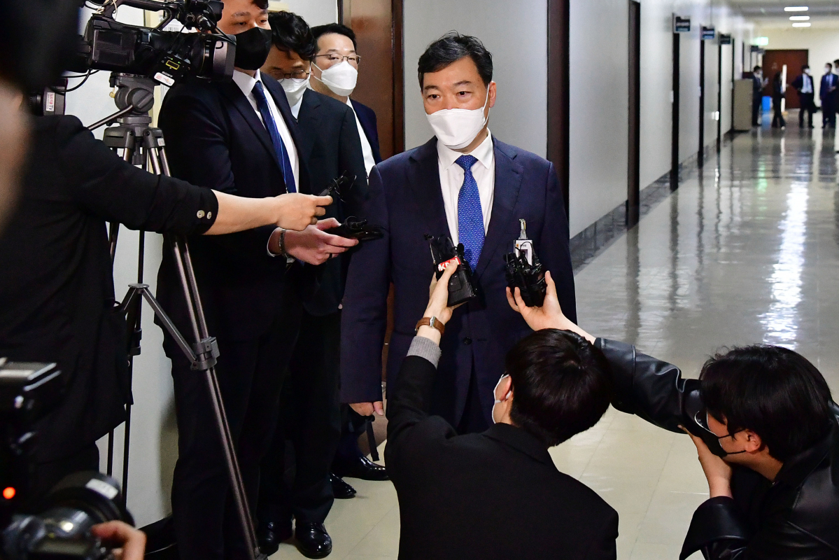 ▲김오수 검찰총장이 19일 오후 국회에서 열린 법제사법위원회 법안심사제1소위원회 회의에 출석하며 취재진에게 입장을 밝히고 있다. (국회기자사진단)