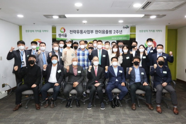 ▲‘한이음’ 출범 2주년 기념식에 참석한 박용순 카길애그리퓨리나 대표(첫 번째 줄 왼쪽에서 네 번째)와 한이음 멤버스 파트사 대표들(사진제공=카킬애그리퓨리나)