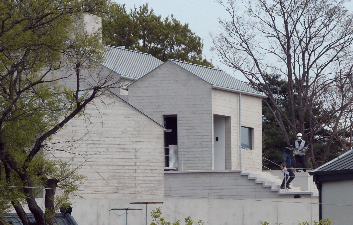 ▲경남 양산시가 지난 18일 문재인 대통령이 퇴임 후 머물 양산시 하북면 지산리 평산마을 새 사저에 사용승인을 내준 가운데 19일 작업자들이 사저에서 마무리 작업을 하고 있다. (연합뉴스)
