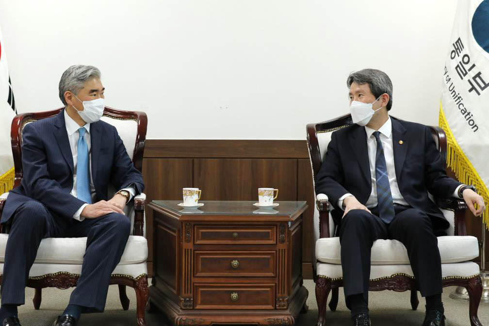 ▲이인영 통일부 장관(오른쪽)이 19일 오후 통일부 청사에서 한국을 방문 중인 성 김 미국 국무부 대북특별대표를 접견하고 있다. (연합뉴스)