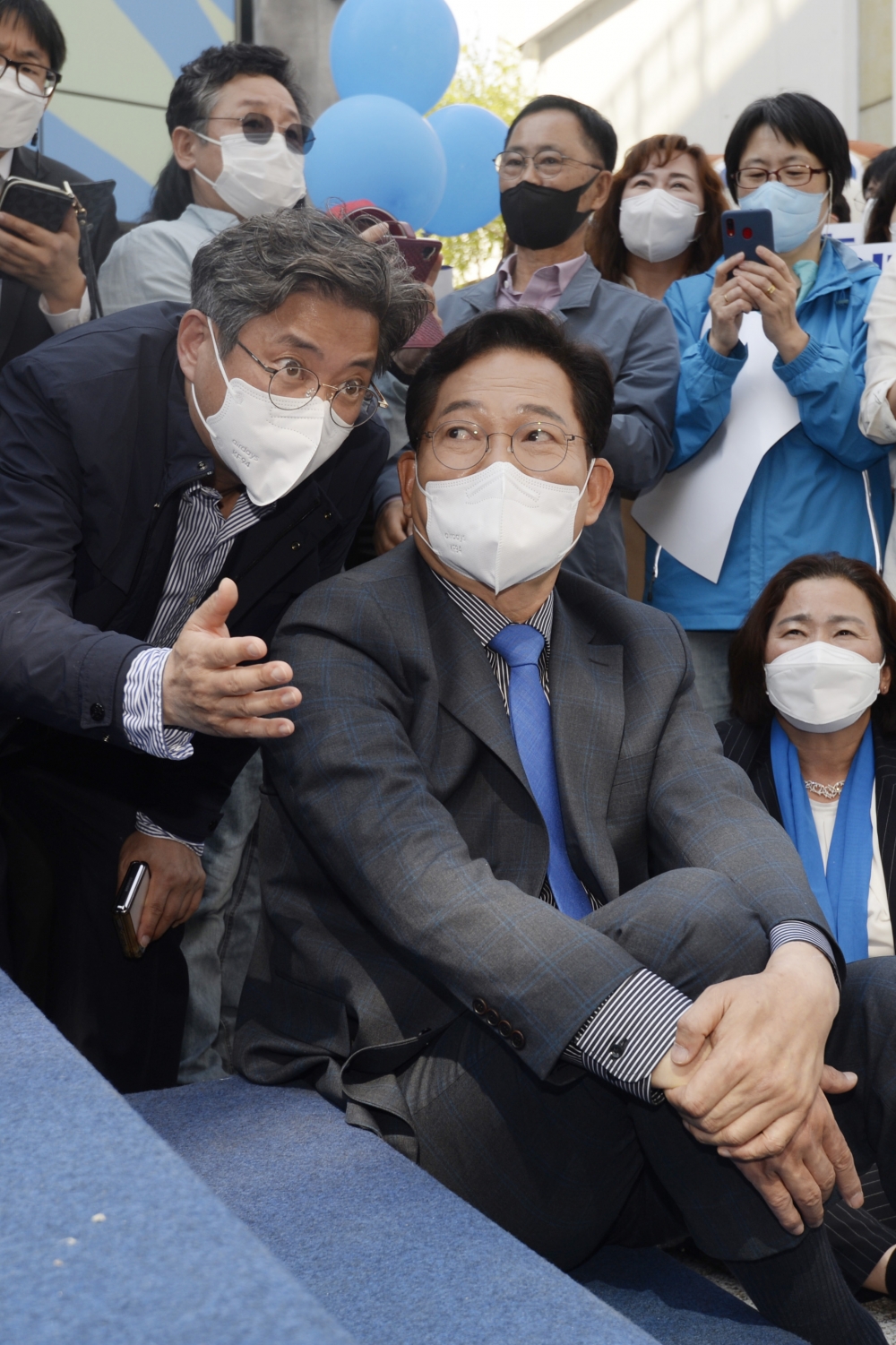 ▲송영길 전 더불어민주당 대표가 17일 서울 마포구 홍대 상상마당 광장에서 열린 6.1 지방선거 서울시장 출마를 선언 기자회견에서 관계자와 대화를 나누고 있다. 조현호 기자 hyunho@ (이투데이DB)